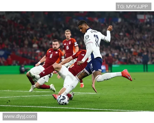 足球明星大汇聚：盘点全球足坛传奇球员与新星的精彩瞬间与成就