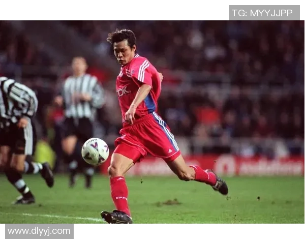 最近解说足球明星的精彩表现与职业生涯回顾分析